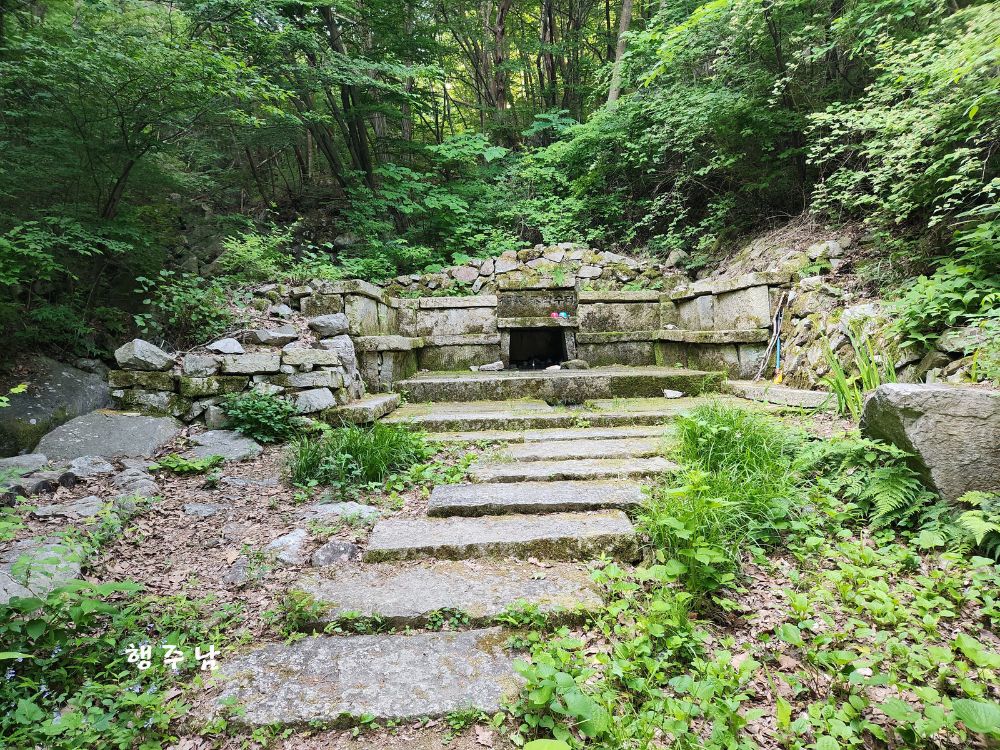 산청 류의태 약수터 멀리서 본 전경